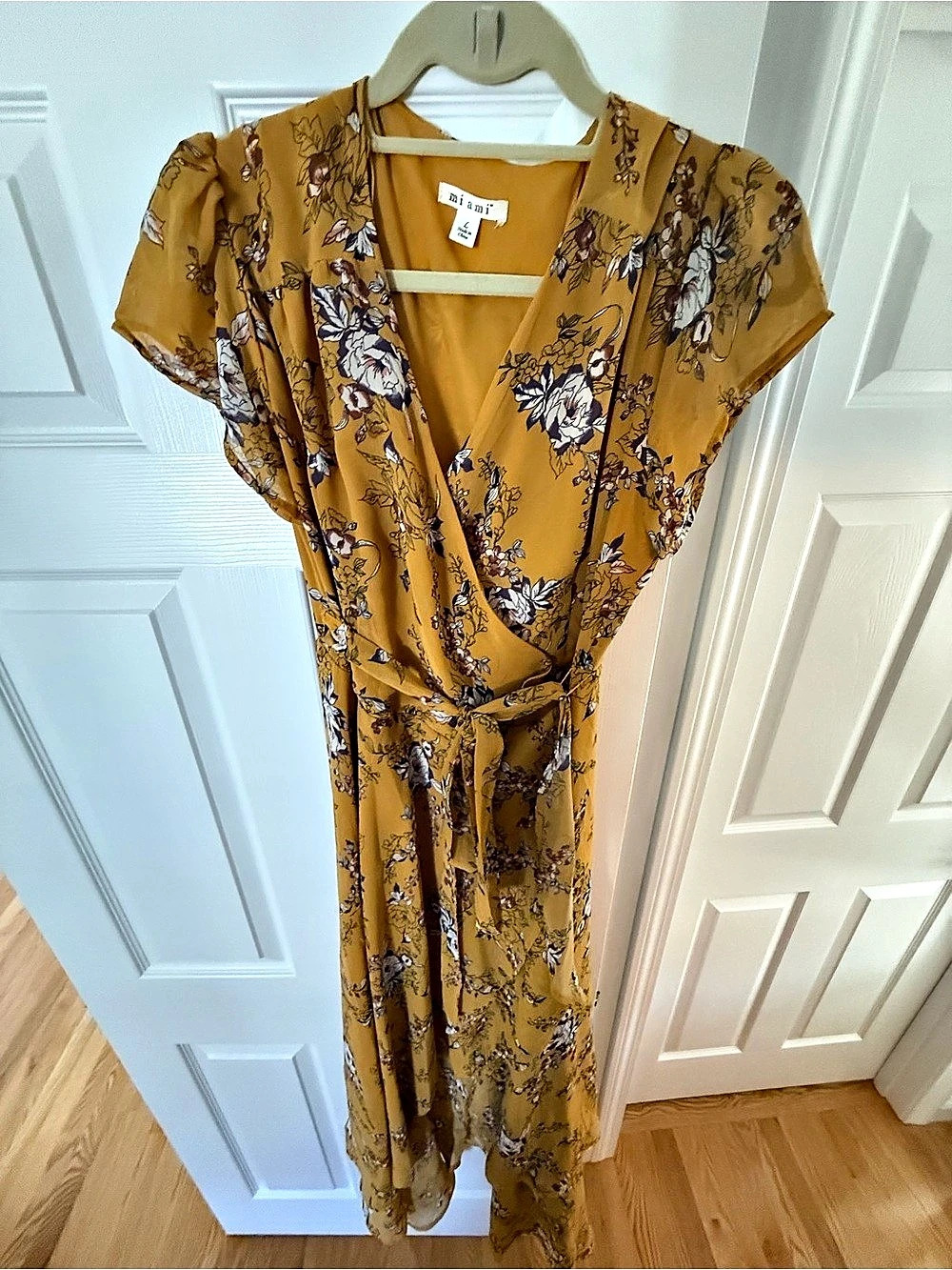 Mimi Chica Floral Maxi Dress in Yellow Size Large Like New